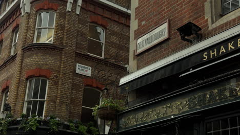 Shakespeare's-Head-pub,-Carnaby-Street,-London,-Close-up,-road-signs,-Foubert's-Place,-Great-Marlborough-Street,-Day,-Exterior