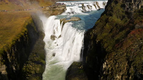 Gullfoss-Wasserfall-Stürzt-Mit-Nebel-Auf-Den-Fluss-Hvita-Bei-Sonnenaufgang-Im-Südwesten-Islands