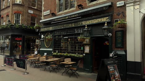 Shakespeare&#39;s-Head-Pub,-Carnaby-Street,-London,-Weitwinkelaufnahme,-Tag,-Außenansicht