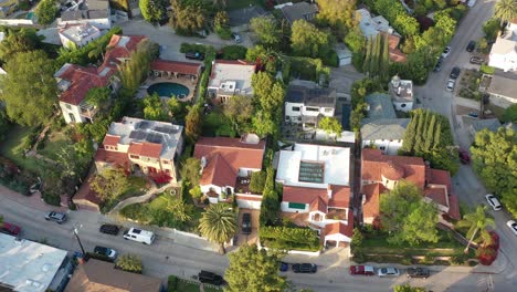 Vista-Aérea-Sobrevolando-Casas-De-Lujo