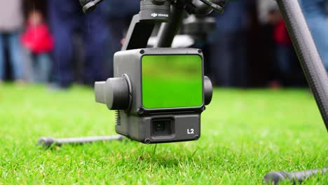 Nahaufnahme-Der-DJI-Zenmuse-L2-Kameranutzlast-Mit-Großem-Sensor-Auf-Drohne-Montiert