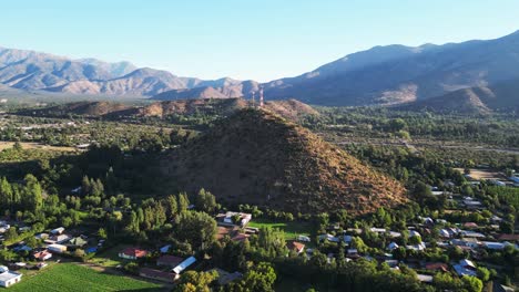 Cerro-Und-Die-Berge-Von-Pirque,-Mit-Der-Anden-Bergkette-Im-Hintergrund,-Land-Chile