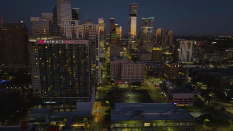 Luftbild-Kamerafahrt-Des-Marriott-Marquis-Hotels-Und-Der-Skyline,-Morgendämmerung-In-Houston