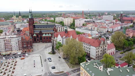 Catedral-De-Los-Santos-Pedro-Y-Pablo-Durante-El-Día-En-Legnica,-Polonia