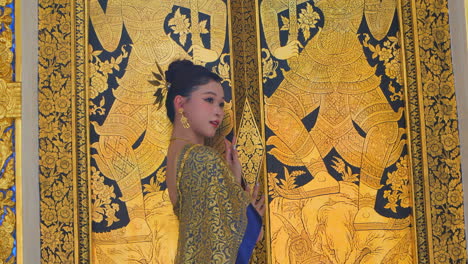 Junge-Thailänderin-In-Traditioneller-Tracht-Posiert-Für-Einen-Fotografen