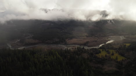 Vista-Aérea-Del-Río-Hoh-Y-Sus-Alrededores-En-Un-Día-Nublado,-Península-Olímpica-Del-Estado-De-Washington