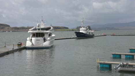 Handaufnahme-Von-Arbeitern,-Die-Um-Die-Im-Hafen-Von-Oban-Angedockten-Yachten-Herumlaufen