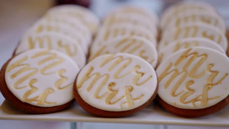 Lindas-Galletas-Del-Señor-Y-La-Señora-En-El-Buffet-De-Postres-De-Boda,-Primer-Plano-Extraíble