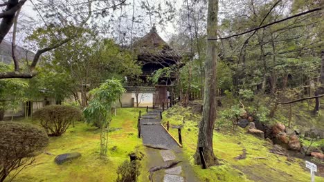 Pathway-To-Entrance-Of-Konchi-in-Buddhist-Temple-On-Rainy-Day-In-Kyoto,-Japan