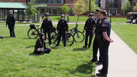 Student-Der-Ohio-State-University-Bei-Protesten-In-Gaza-Festgenommen,-Campus-Polizei-Nimmt-Studentin-In-Gewahrsam