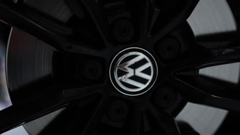 Nahaufnahme-Des-Volkswagen-Logos-Auf-Dem-Rad
