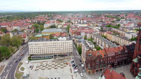 Bezirksamt-Legnica-Und-Domplatz-In-Legnica,-Polen