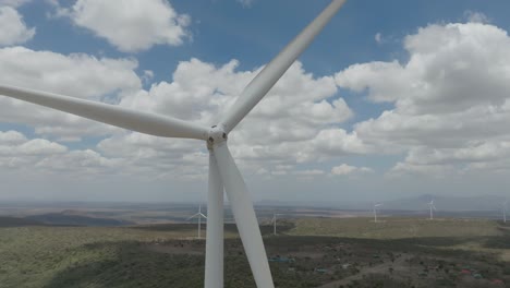 Eine-Nahaufnahme-Einer-Windkraftanlage-In-Einem-Windpark