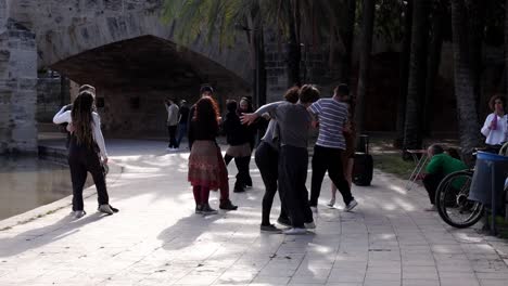 Menschen-Tanzen-Zur-Musik-In-Den-Straßen-Von-Valencia,-Spanien