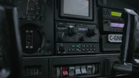 Kommunikations--Und-Navigationsgeräte-Im-Cockpit-Eines-Kleinflugzeugs