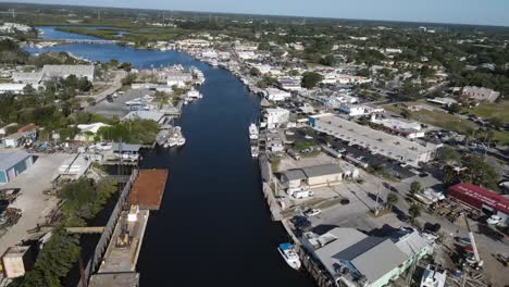 Vista-Aérea-De-Las-Propiedades-Principales-En-Sunny-Tarpon-Springs,-Florida