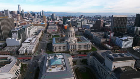 Vista-Aérea,-Ayuntamiento-De-San-Francisco,-Corte-Suprema,-Tribunal-Superior,-Edificios-De-La-Plaza-Del-Centro-Cívico,-California,-Estados-Unidos,-Estableciendo-Un-Disparo-Con-Drones