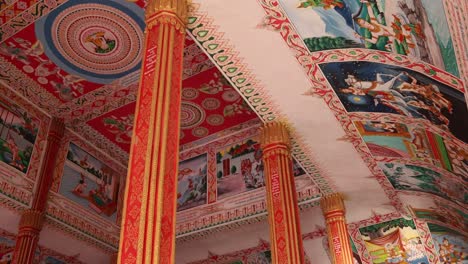 Farbenfrohe-Religiöse-Malereien-Im-Inneren-Des-Buddhistischen-Tempels-Pha-That-Luang,-Goldene-Stupa-In-Vientiane,-Laos