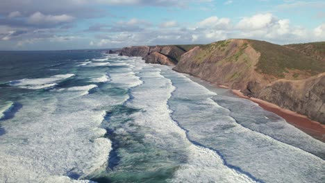 4K-Luftaufnahme-Einer-Drohne-Mit-Starker-Brandung-An-Der-Versteckten-Steilküste-Von-Praia-Da-Cordoama-In-Der-Nähe-Der-Algarve-In-Portugal