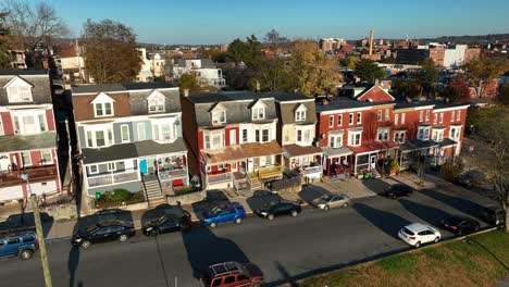 Städtisches-Stadtgehäuse-In-Den-USA-Während-Des-Herbstsonnenuntergangs