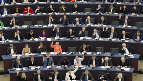 Los-Miembros-Del-Parlamento-Europeo-Votan-Durante-La-Sesión-Plenaria-De-La-UE-En-Estrasburgo,-Francia---Tiro-Inclinado