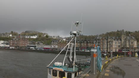 Weitwinkel-Schwenkaufnahme-Der-Oban-Highstreet-Mit-Dem-McCaigs-Tower-Hoch-Oben