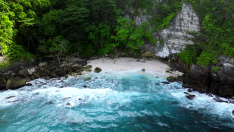Sanfte-Wellen-Plätschern-Gegen-Die-Küste,-Beliebte-Reiseziele-Auf-Bali