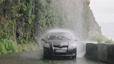 Aufnahme-Des-Anjos-Wasserfalls-Auf-Madeira,-Auto-überquert-Wasserkaskade