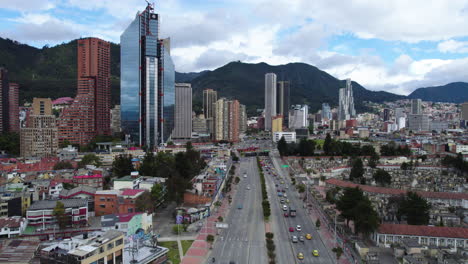 Drone-shot-over-traffic-on-the-Avenida-El-Dorado-in-cloudy-Santa-Fe,-Bogota