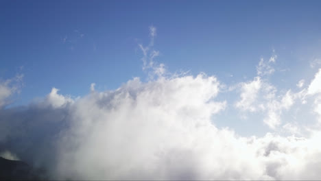 Wolken-Rollen-Und-Schweben-über-Den-Blauen-Himmel,-Der-Hell-Vom-Sonnenlicht-Erstrahlt