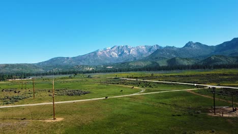 Campos-Verdes-Y-Montañas-Cerca-Del-Lago-Hemet-En-California---Disparo-Aéreo-De-Drones