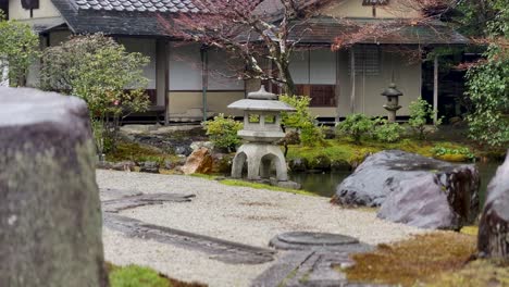 Steinlaterne-Im-Garten-Des-Nanzen-Ji-Tempels-In-Kyoto,-Japan