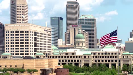 Vista-Aérea-Del-Centro-De-Indianapolis,-Drone-De-Indiana-Filmado-En-4k-Con-Bandera-Estadounidense-Ondeando-En-El-Condado-De-Marion