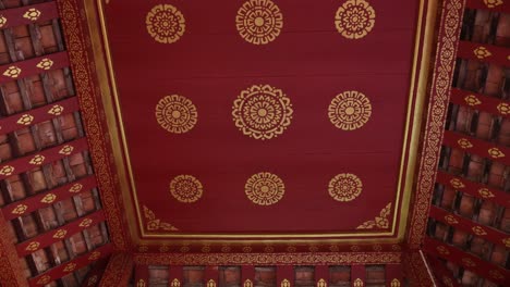 Farbenfrohe-Religiöse-Malereien-Im-Inneren-Des-Buddhistischen-Tempels-Pha-That-Luang,-Goldene-Stupa-In-Vientiane,-Laos