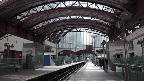 Beobachtung-Des-Bahnsteigs-Der-DLR-Station-Canary-Wharf-In-London-Mit-Reisenden,-Veranschaulichung-Des-Konzepts-Moderner-Urbaner-Mobilität-Und-Konnektivität