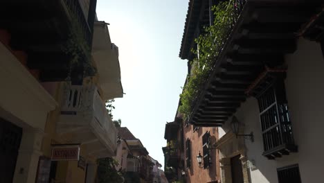 Colonial-balconies-in-Cartagena-alley,-Colombia