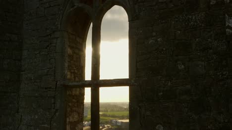 Vista-Pintoresca-De-Una-Antigua-Torre-De-La-Abadía-Irlandesa