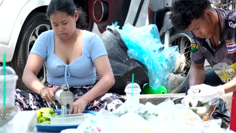 Eine-Gruppe-Thailänder-Bereitet-Essen-Und-Getränke-Auf-Der-Seitenstraße-Vor