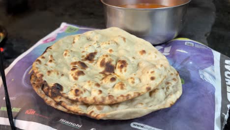 Tandoori-Roti-Wird-In-Einem-Punjabi-Restaurant-In-Kalkutta,-Indien-Zubereitet