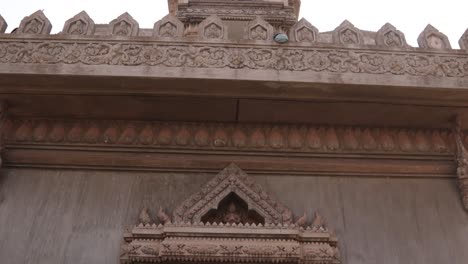 Detaillierte-Schnitzereien-Auf-Dem-Patuxai-Siegesdenkmal-Im-Zentrum-Von-Vientiane,-Laos