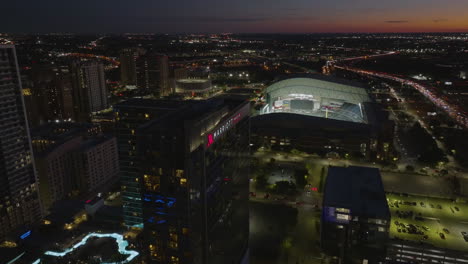 Marriott-Hotel-Mit-Dem-Minute-Maid-Park-Im-Hintergrund,-Morgendämmerung-In-Houston---Luftaufnahme