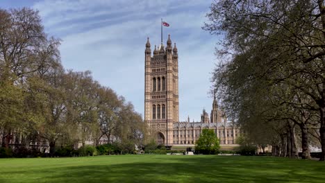 Victoria-Tower-Im-Westminster-Palace-Gesehen-Vom-Victoria-Tower-Gardens-South-Park-In-London,-Großbritannien