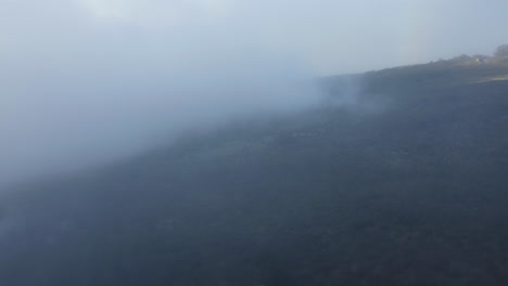 Luftaufnahme-Von-Dolly-Durch-Neblige-Wolken,-Die-über-Tropischen-Inselhängen-Aufsteigen