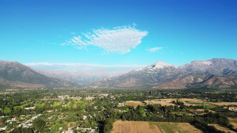 Siembra-Y-Cosecha-De-Pirque,-Con-La-Cordillera-De-Los-Andes-Al-Fondo,-País-De-Chile