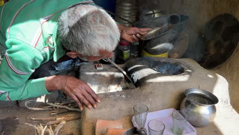 Té-Preparado-Por-Un-Viejo-Pobre-En-Dhaba-Local-Al-Estilo-Bihari-En-Una-Estufa-Tradicional-De-Barro