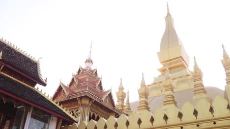 Kleiner-Tempel-Vor-Dem-Buddhistischen-Tempel-Pha-That-Luang-Golden-Stupa-In-Vientiane,-Laos