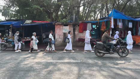 Seitenansicht-Eines-Buddhistischen-Pilgers-Auf-Dem-Gaya-Markt-In-Bihar,-Indien