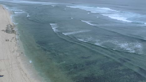 Drohnenansicht-Des-Nyang-Nyang-Beach-In-Uluwatu-Bali-Indonesien-Mit-Wellen,-Die-über-Korallensand-Und-Einen-Riesigen-Abgelegenen-Strand-Krachen