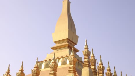 Agujas-Doradas-En-El-Templo-De-La-Estupa-Dorada-Pha-That-Luang-En-Vientiane,-Laos