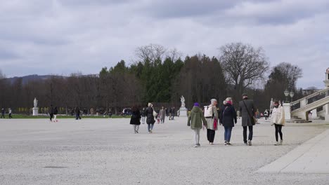 Spaziergang-Durch-Die-Kühlen-Straßen-Von-Wien,-Österreich,-An-Einem-Frischen-Herbstnachmittag